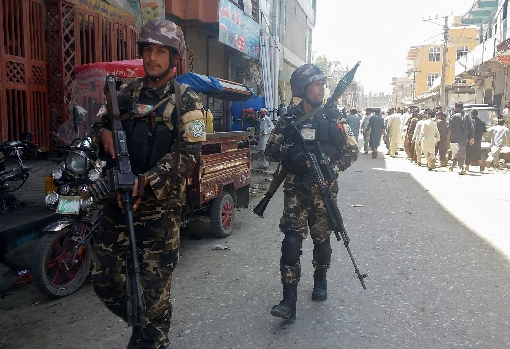Afghánská policie na místě útoku v Dželálábádu.