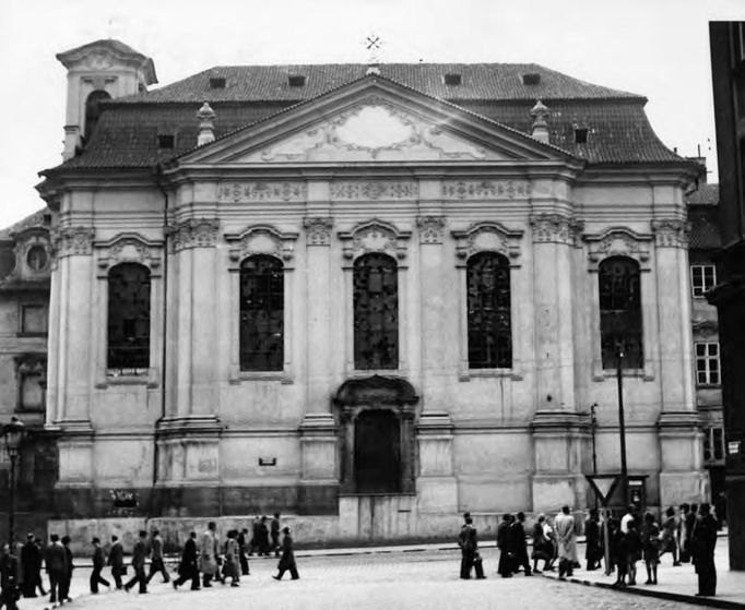 Tento snímek byl již pořízený po bitvě. Okna kostela jsou roztřílená od kulometů. Jedno z kulometných hnízd měli nacisté zřízeno v okně školy ležící kousek od kostela. Odtudu zasypávali obránce kůru sprškami střel a kryly tak postup úderného oddílu SS do útrob kostelního chrámu.