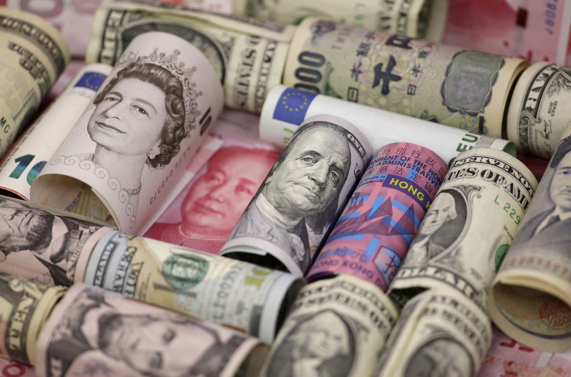 Peníze, bankovky, měna - ilustrační foto