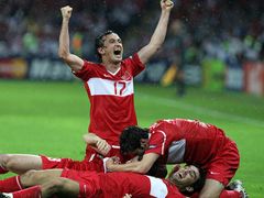 Turečtí hráči oslavují. Mají pořádný důvod - otočili utkání Česko-Turecko na 2:3 a postupují do čtvrtfinále mistrovství Evropy 2008.