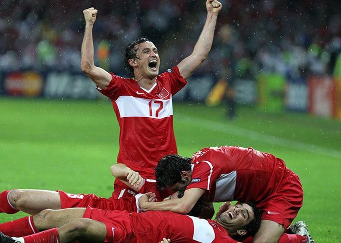 Turečtí hráči oslavují. Mají pořádný důvod - otočili utkání Česko-Turecko na 2:3 a postupují do čtvrtfinále mistrovství Evropy 2008.