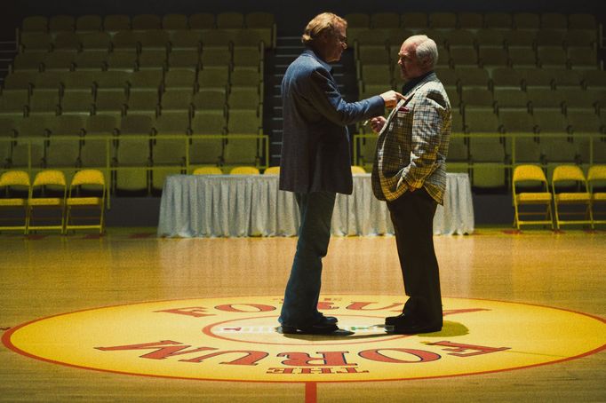 John C. Reilly jako Jerry Buss a Michael Chiklis v roli Reda Auerbacha.