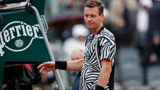 Prohlédněte si fotografie ze čtvrtfinále na tenisovém French Open, v němž pouť Tomáše Berdycha turnajem ukončila světová jednička Novak Djokovič.