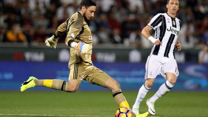Brankář AC Milán Donnarumma odkopává míč před útočníkem Juventusu Mandžukičem