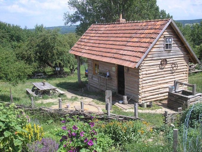 Ukázková přírodní zahrada krajinného typu na 3ha plochy - s arboretem, bylinnou zahradkou, květnatou loukou, roubenými objekty Doprovodné akce aktivity pro děti,přirodovědné a etnografické zajímavosti, oskorušová stezka, dřevařská stezka Text byl převzat ze stránek www.vikendotevrenychzahrad.cz  Více informací o uvedené zahradě můžete naleznout ZDE .