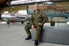 Gripen ve výběru armády neuspěl, vyklízí pozice v Česku. O místo přišel i generál