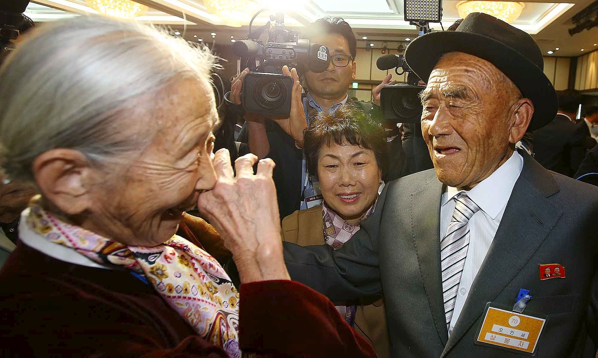 Jihokorejka Lee Soon-kyu (85) a její severokorejský manžel Oh Se In (83)