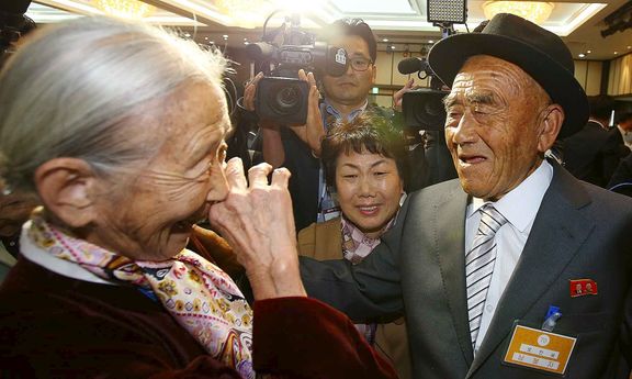 Jihokorejka Lee Soon-kyu (85) a její severokorejský manžel Oh Se In (83)