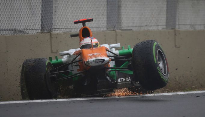 Havárie Paula di Resta v cílové rovince znamenala, že v předposledním kole vyjel na trať safety car.