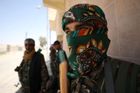 Islámský stát popravuje dezertéry v Rakce. Městu docházejí v obklíčení benzín a mouka