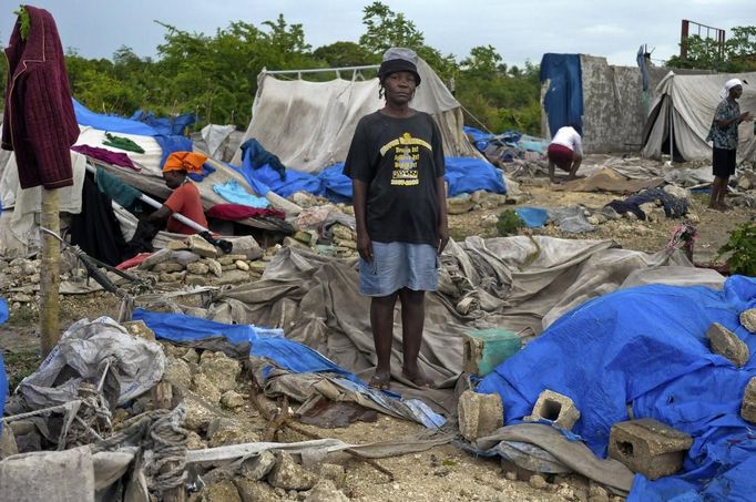 Haitian Janetta Lindsey, 46, stands in the exact location where her tent home once stood before it was destroyed during Tropical Storm Isaac in an area outside of Port-au-Prince August 26, 2012. Tropical Storm Isaac left six dead in Haiti, still recovering from a 2010 earthquake, and at least three missing in the Dominican Republic after battering their shared island of Hispaniola on Saturday. REUTERS/Swoan Parker (HAITI - Tags: DISASTER SOCIETY ENVIRONMENT) Published: Srp. 26, 2012, 5:42 odp.