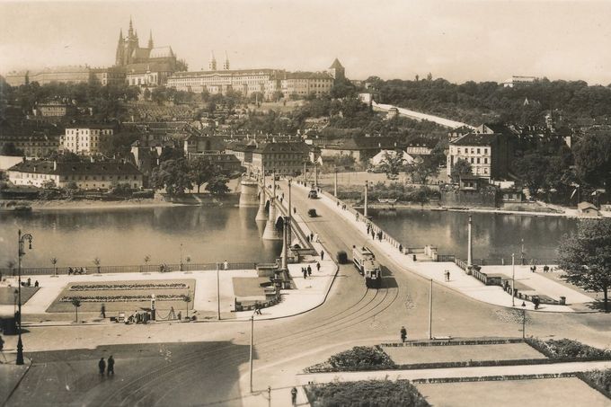 Dobový snímek Mánesova mostu v Praze pořízený z prostor dnešního Palachova náměstí v Praze. Nedatováno.