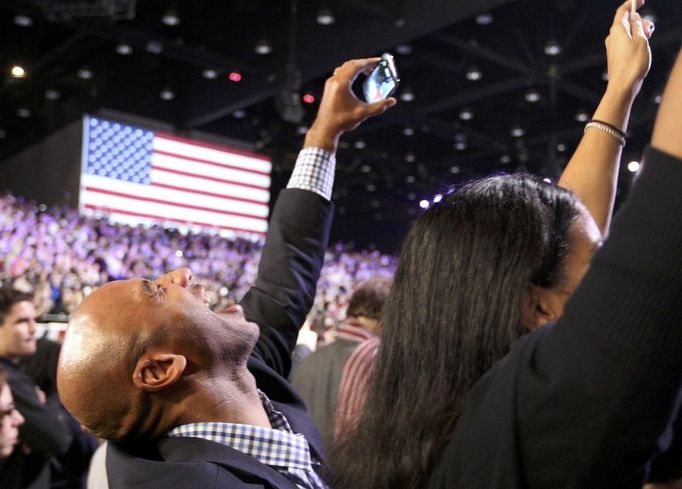 "Yeeeeeeeeeeees!" Projevy radosti v baště Baracka Obamy v Chicagu.