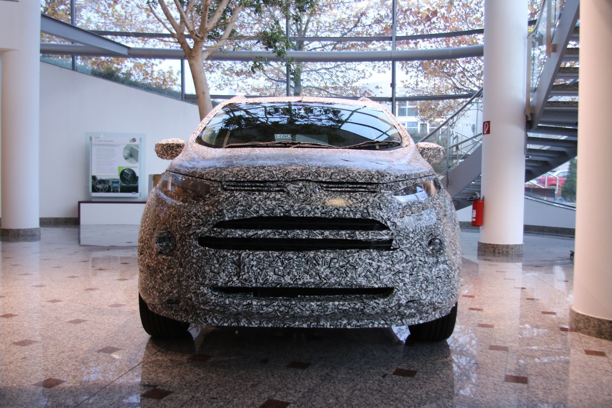 Ford EcoSport kamuflovaný příď