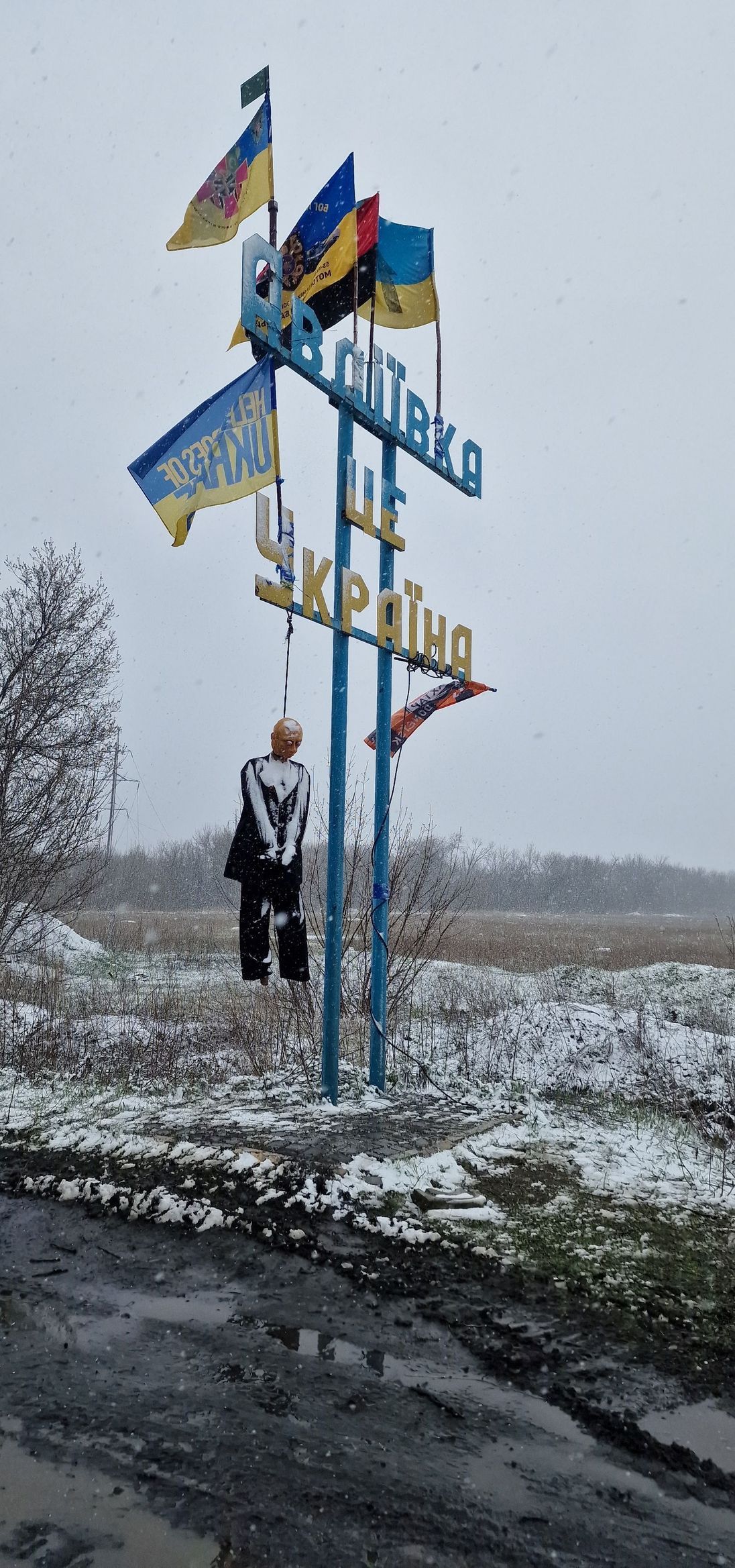 Figurína znázorňující ruského prezidenta Vladimira Putina, zavěšená u vjezdu do města Avdijivka na východě Ukrajiny.