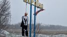 Figurína znázorňující ruského prezidenta Vladimira Putina, zavěšená u vjezdu do města Avdijivka na východě Ukrajiny.