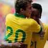 Jó a Bernard se radují z gólu v zápase Austrálie - Brazílie