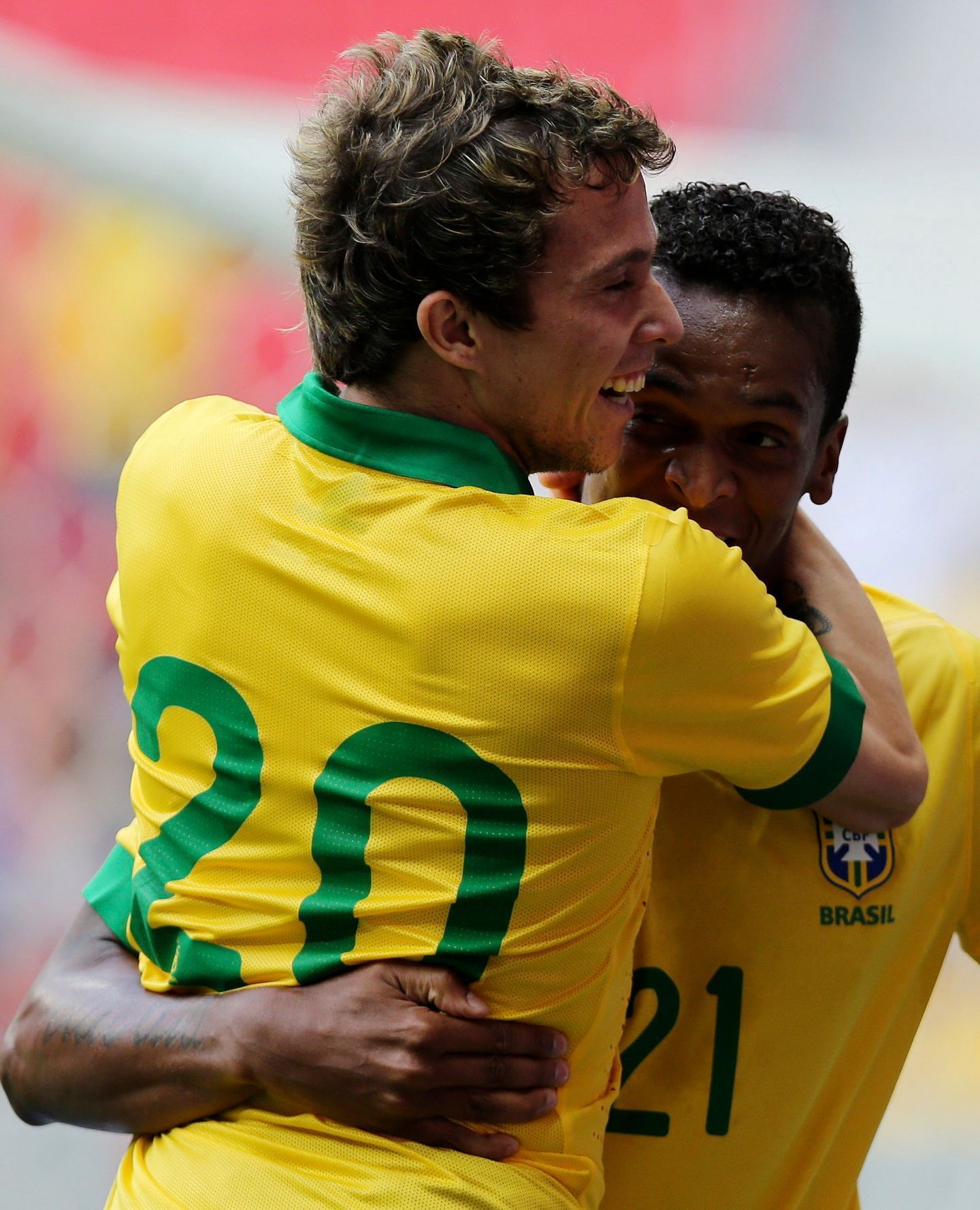 Jó a Bernard se radují z gólu v zápase Austrálie - Brazílie