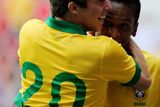 BERNARD (21, BRAZÍLIE): Zatímco před dvanácti lety sázeli Brazilci na zkušené duo Ronaldo, Rivaldo, které doplňoval mladíček Ronaldinho, letos potáhnou ofenzivu "Kanárků" především mladíci. Pouze 165 centimetrů vysoký Bernard připomíná jiného šikulu - legendárního Bebeta. Stejně jako Neymar má za sebou Bernard první evropskou sezonu. V Šachťaru to mohlo být i lepší, ale také daleko horší.