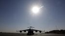 A British C17 cargo aircraft arrives at the Mali air force base near Bamako January 18, 2013. The British Royal Air Force is lending logistical support to France as it sends forces to Mali. REUTERS/Eric Gaillard (MALI - Tags: CIVIL UNREST CONFLICT MILITARY) Published: Led. 18, 2013, 6:29 odp.