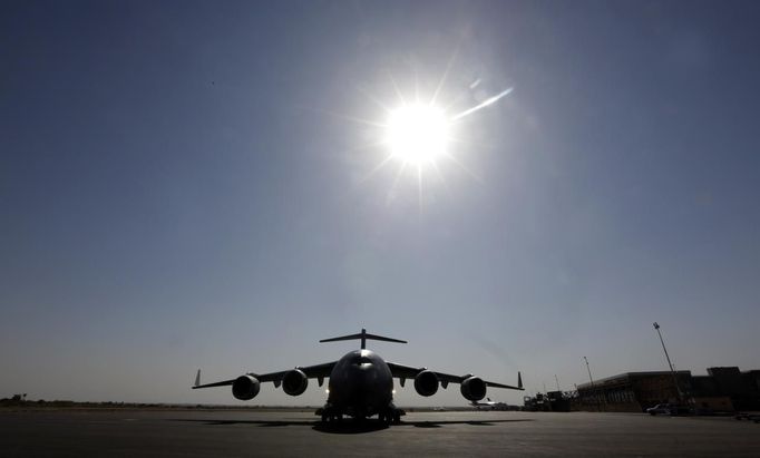 A British C17 cargo aircraft arrives at the Mali air force base near Bamako January 18, 2013. The British Royal Air Force is lending logistical support to France as it sends forces to Mali. REUTERS/Eric Gaillard (MALI - Tags: CIVIL UNREST CONFLICT MILITARY) Published: Led. 18, 2013, 6:29 odp.