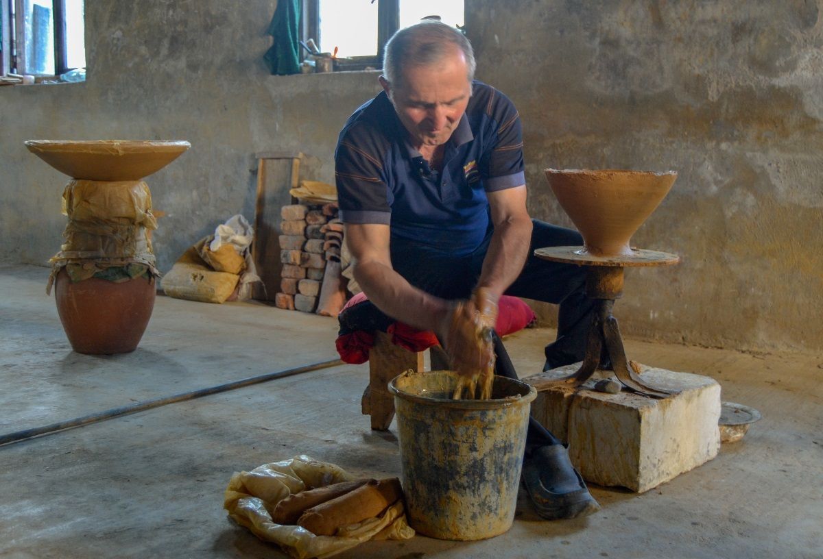 Výroba kvevri, Zaliko Bojadze, Makatubani, Gruzie