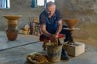 Keramické nádoby dělá Zaliko Bojadze sám od svých osmi let. Techniku se naučil od svého otce a dědy.