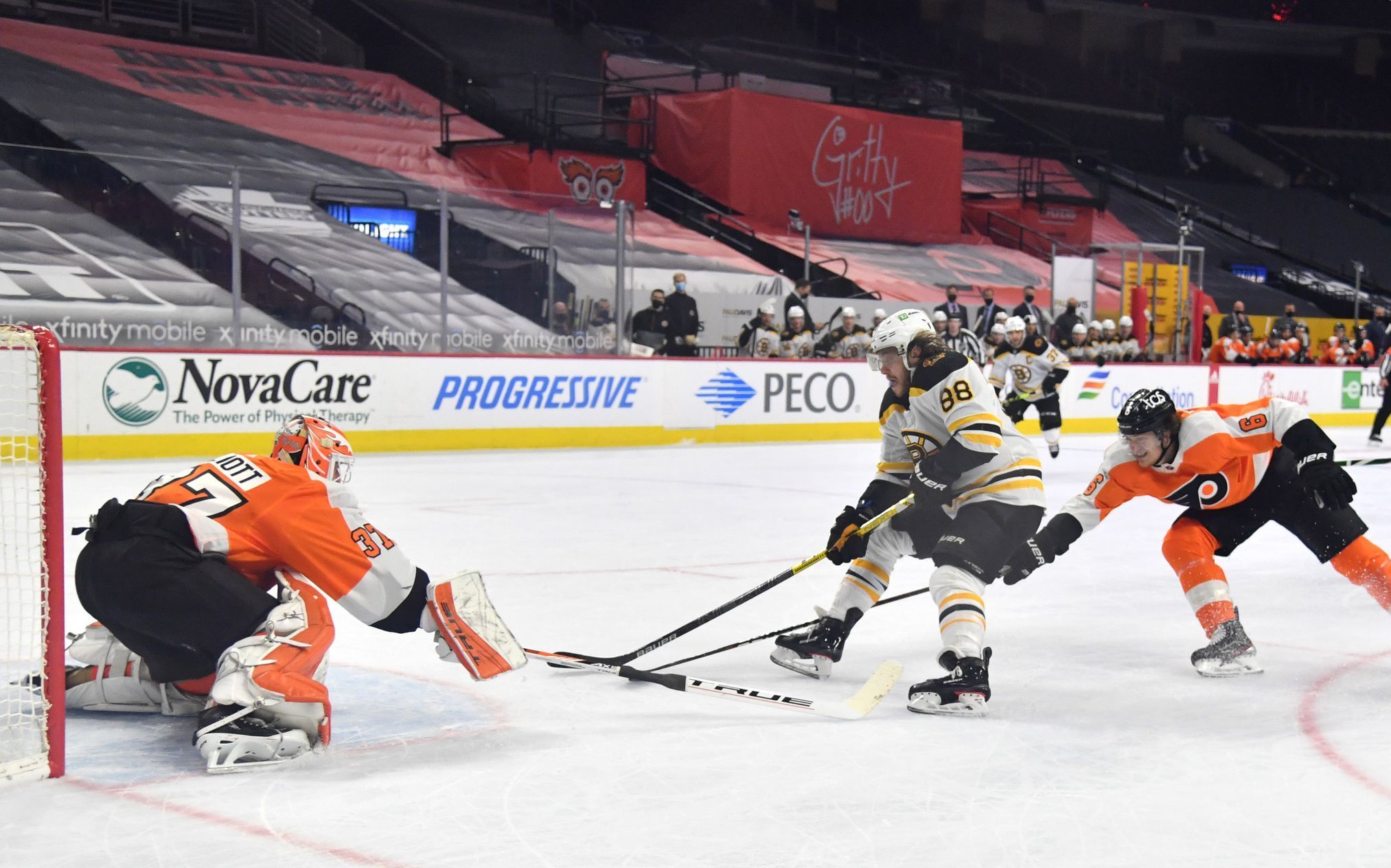 NHL: Boston Bruins at Philadelphia Flyers: David Pastrňák a Brian Elliott