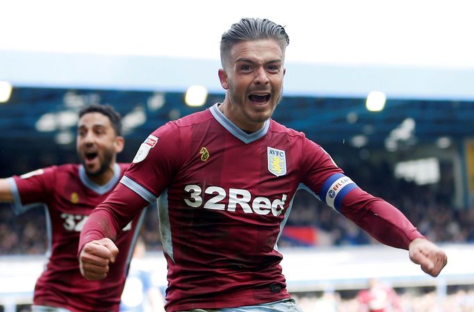 Kapitán Aston Villy Jack Grealish slaví gól, kterým ve druhé anglické lize rozhodl derby s Birminghamem City