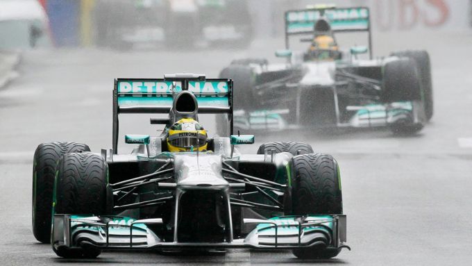 Nico Rosberg a Lewis Hamilton obsadili v Monaku první řadu, čímž si pro závod v úzkých uličkách knížectví vytvořili ty nejlepší podmínky.