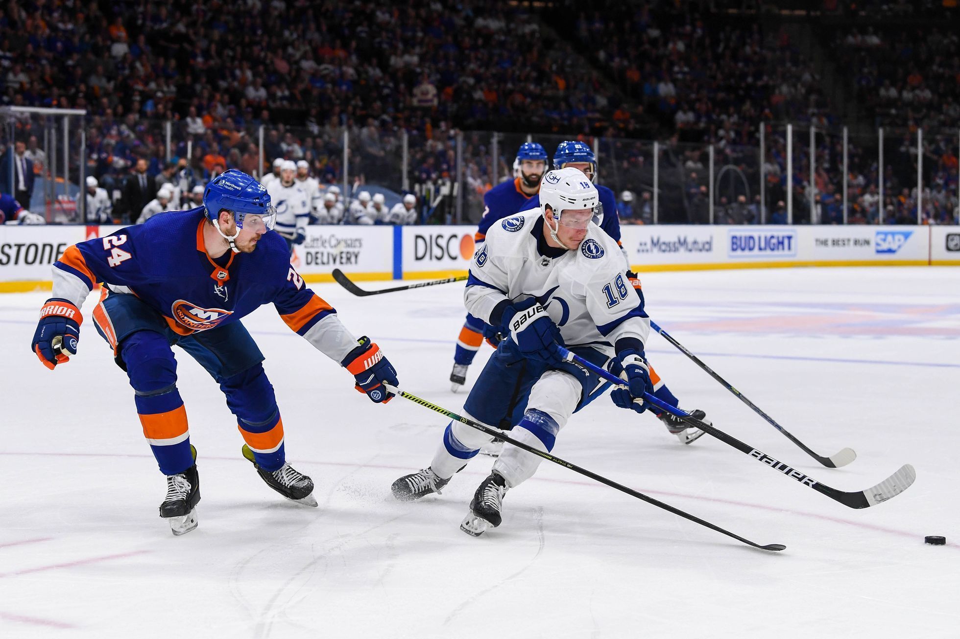 4. utkání semifinále NHL 2020/21, New York Islanders - Tampa Bay: Scott Mayfield a Ondřej Palát