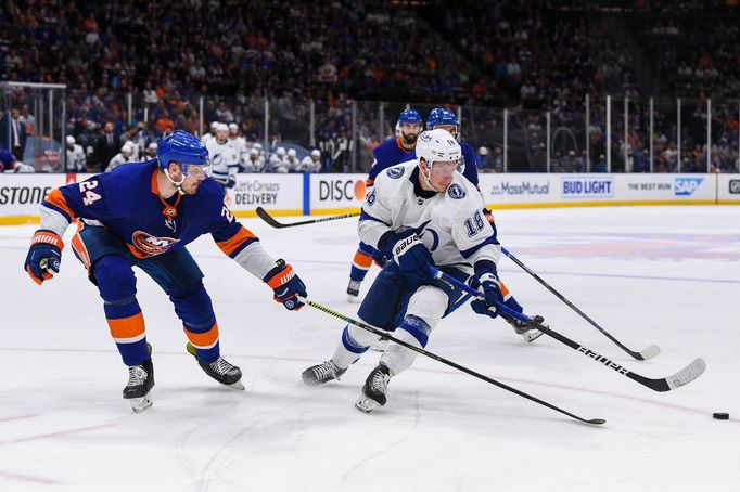 Scott Mayfield a Ondřej Palát v čtvrtém semifinále NHL 2020/21 mezi Islanders a Tampou.