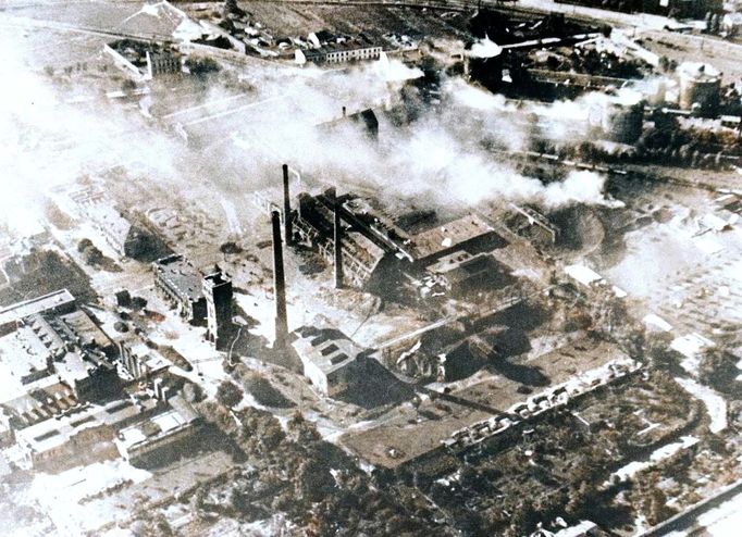 Letecký pohled na továrny ve Varšavě po bombardování německým letectvem a dělostřelectvem během obléhání města, 19. října 1939. Kolorovaný snímek