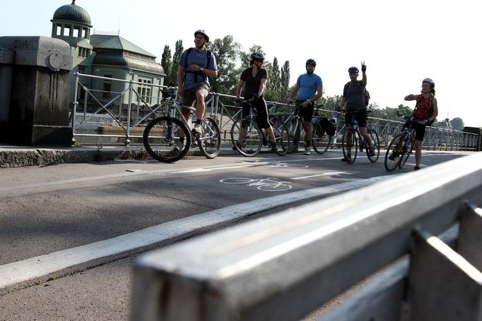 Znalost trasy musí mnozí ještě zlepšit. Váhání na křižovatkách brzdí provoz!