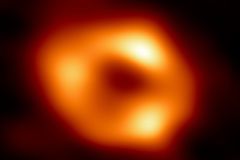 Už víme, jak vypadá, radují se astronomové. Zveřejnili první fotku "naší" černé díry