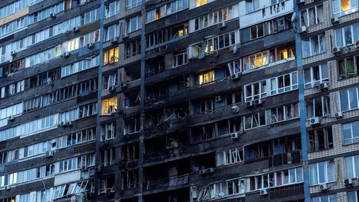 Ukrajinské hlavní město Kyjev čelilo v noci na pátek další vlně ruských útoků, záchranáři hlásí devět zraněných. Na snímku je jeden z domů, které v noci zasáhl dron.