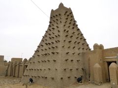 Jedna z tradičních hliněných staveb v Timbuktu na severu afrického Mali. Památky, jež jsou na seznamu UNESCO, islamisté označují za "symboly modlářství".