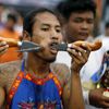Probodané tváře na thajském festivalu vegetariánů