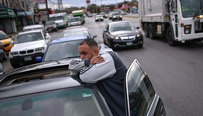 A man looks towards a gas station while waiting for hours with hundreds of others to fuel up their vehicles in the New York City borough of Queens on November 1, 2012. A fuel supply crisis stalling the New York City area's recovery from Hurricane Sandy and reviving memories of the 1970s gasoline shortages stem from multiple factors, ranging from flooding to power outages to a diesel spill. REUTERS/Adrees Latif (UNITED STATES - Tags: DISASTER ENVIRONMENT ENERGY) Published: Lis. 1, 2012, 9:01 odp.