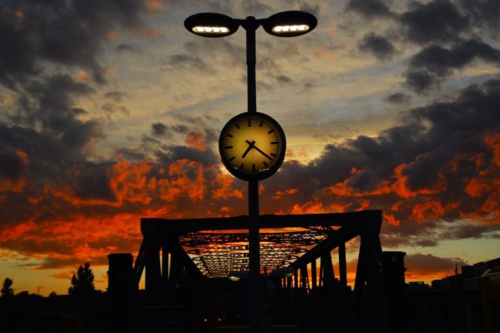 železnice most soumrak západ slunce ilustrační foto NEPOUŽÍVAT DO 13. 8. 2018