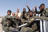 Kurdští bojovníci oslavují dobytí Rakky.