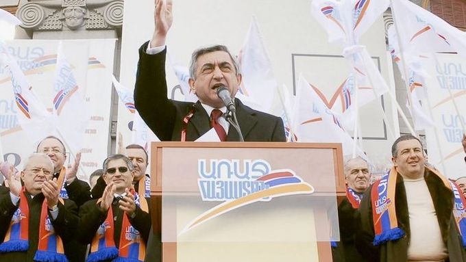 Předseda Republikánské strany Serž Sarkisjan je favoritem úterních prezidentských voleb v Arménii