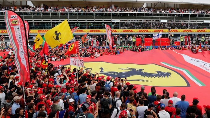 Ferrari je v Itálii modlou a nedočkaví fanoušci se stále dožadující tolik očekávaného titulu. Nebo aspoň vítězství v Monze.