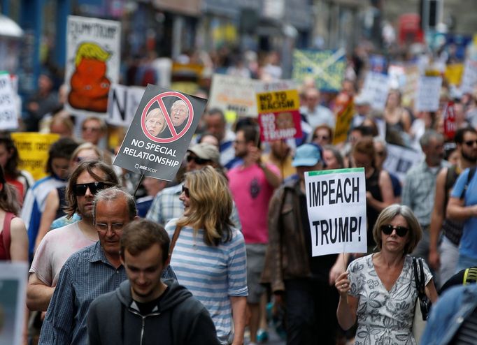 Lidé v Edinburghu protestují proti Donaldu Trumpovi, který je ve Velké Británii na státní návštěvě.