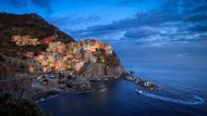 Populární turistická oblast Cinque Terre se rozkládá na pobřeží Ligurského moře a tvoří ji hned pět vesnic. Na snímku je Manarola, druhá nejmenší z nich.