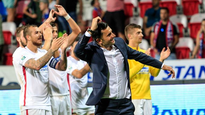 Fotbalisté FCSB slaví vítězství v Evropské lize proti Plzni.