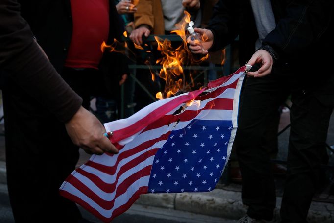 Demonstrace v Aténách proti spojeneckým náletům v Sýrii.