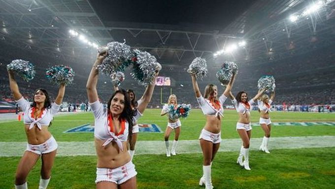 Americký fotbal ve Wembley. Krásné dívky a tvrdí chlapi