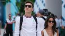 George Russell z Mercedesu a jeho přítelkyně Carmen Montero Mundt ve VC Miami formule 1 2022