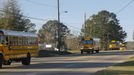 A line of school buses in the procession to the gravesite after the funeral for bus driver Charles Albert Poland Jr. at Ozark Civic Center, near Midland City, Alabama, February 3, 2013. Mourners in the small town of Midland City, Alabama, gathered on Sunday to bury a school bus driver slain during the abduction of a child taken captive and held for a sixth day by a gunman in an underground bunker. REUTERS/Phil Sears (UNITED STATES - Tags: CRIME OBITUARY) Published: Úno. 4, 2013, 12:47 dop.